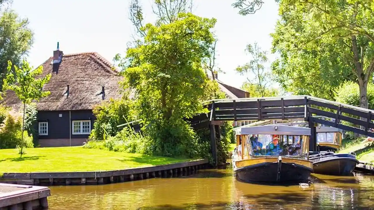 Giethoorn Day Trip with Boat Tour