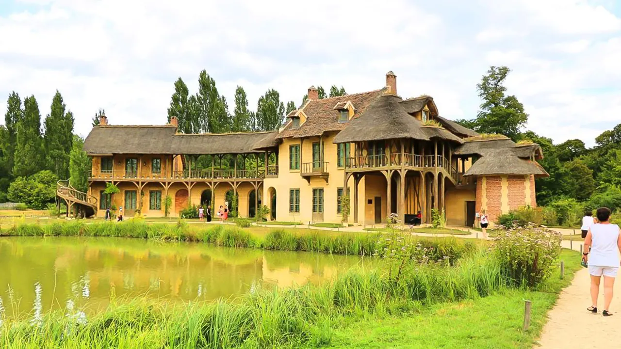 Guided tour of the Versailles palace and gardens