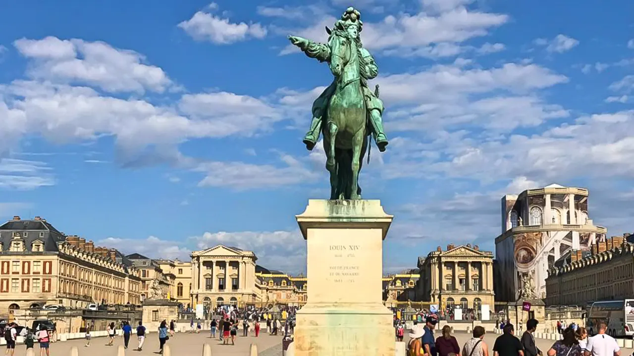 Guided tour of the Versailles palace and gardens