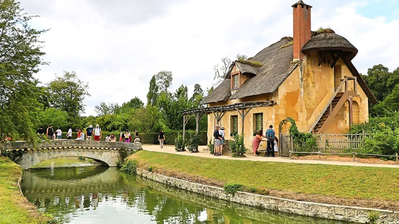 Guided tour of the Versailles palace and gardens