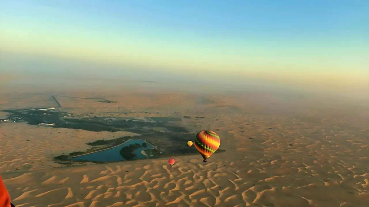 Balloon tour over the desert