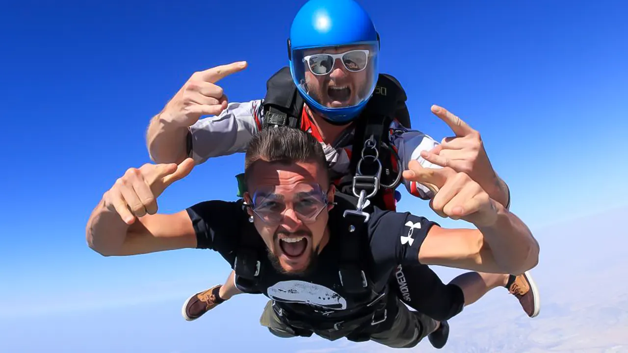 Skydiving experience in the palm