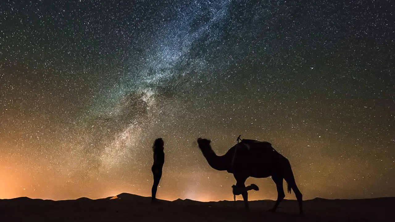 مشاهدة مغامرة الصحراء بسيارة جيب مع العشاء.