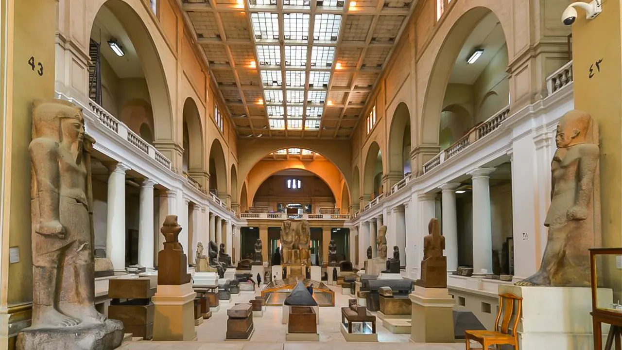 Egyptian Museum, Pyramids & Bazaar Tour