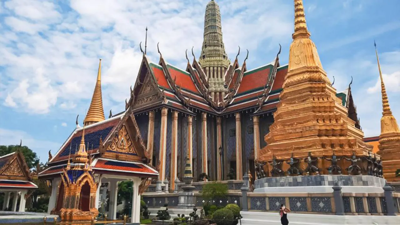 Grand Palace and Wat Phra Kaew Guided Walking Tour