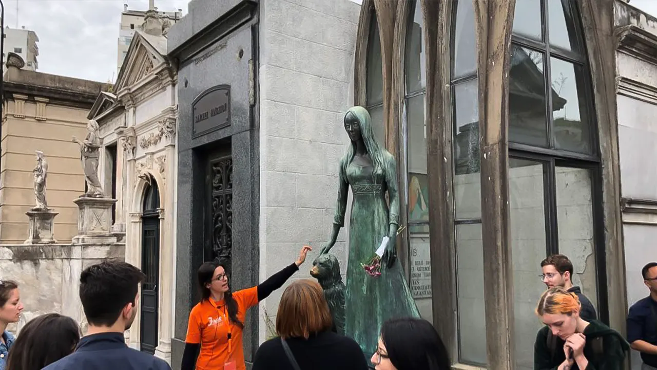 La Recoleta Cemetery Guided Tour in English