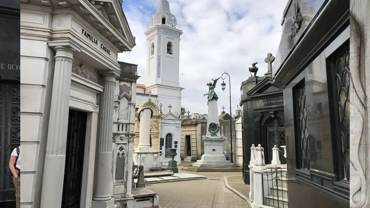 La Recoleta Cemetery Guided Tour in English