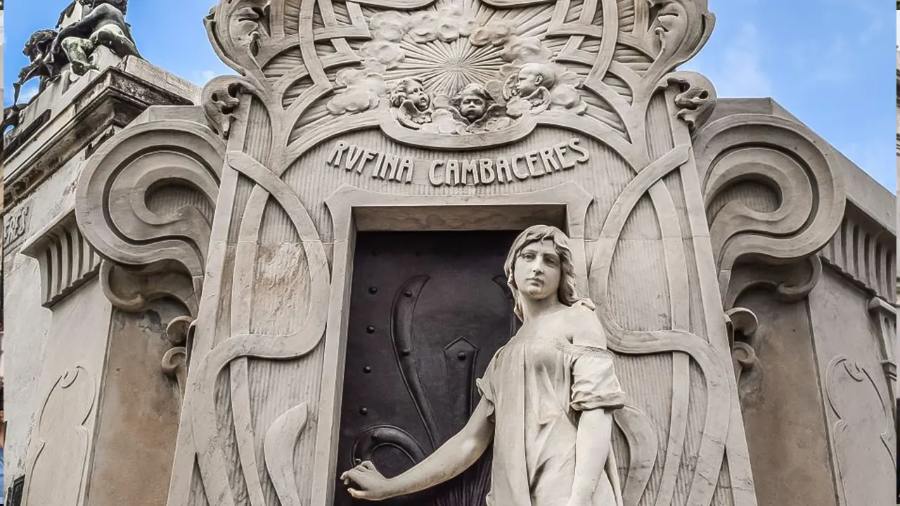 La Recoleta Cemetery Guided Tour in English