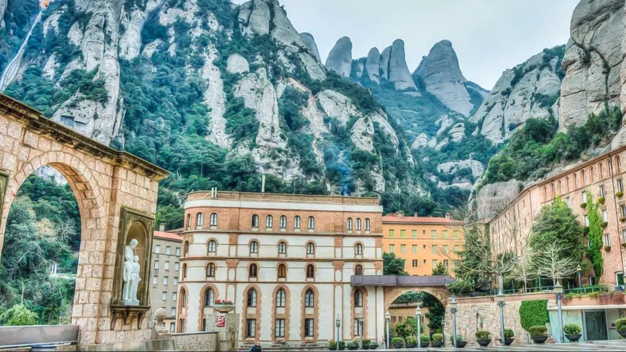 Montserrat Guided Tour & Return Bus Transfer